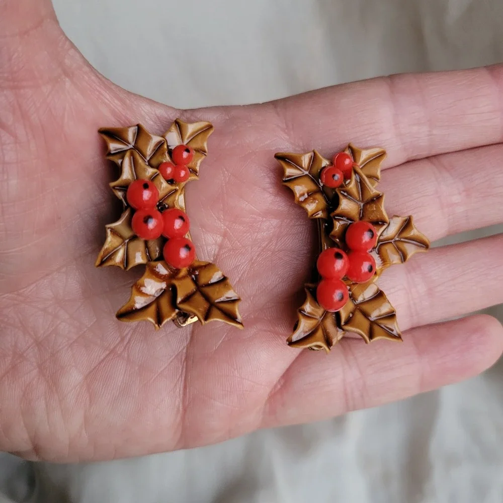 Vintage 50s enameled celluloid golden holly earclimber clip-on‎ earrings holiday